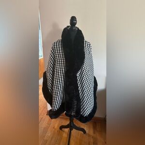 NWT La Fiorentina Monochrome Houndstooth Cape with Faux Fur